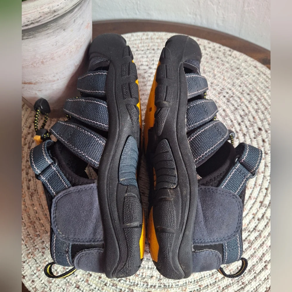 Kids Keen Black and Gray Sandals Size 2.